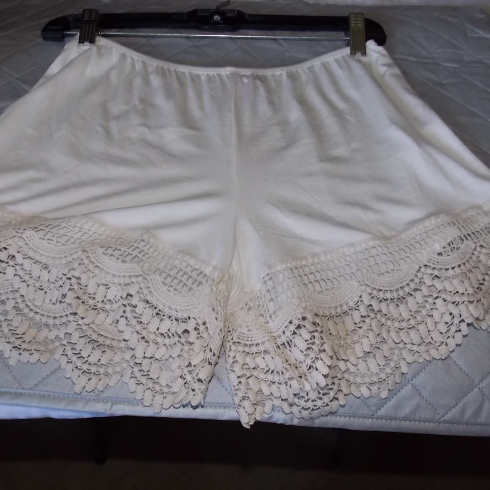 Cream and Black Lace Trim Short Extenders - Picture 4 of 4